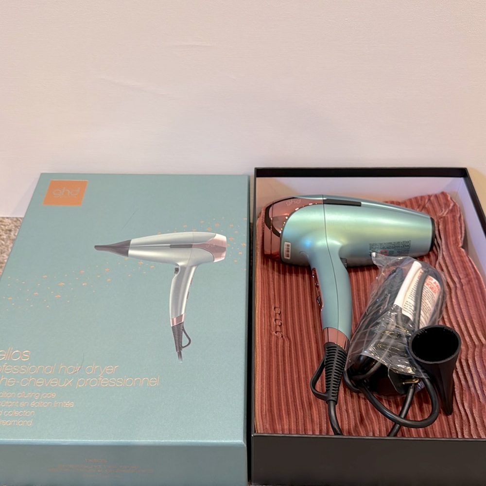 Ghd Helios hair dryer in alluring jade